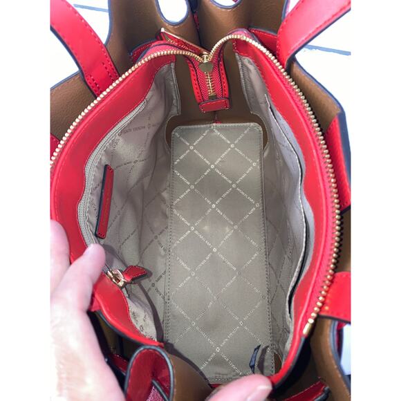 MICHAEL KORS LARGE RED PEBBLED LEATHER CROSSBODY BAG - Picture 12 of 15